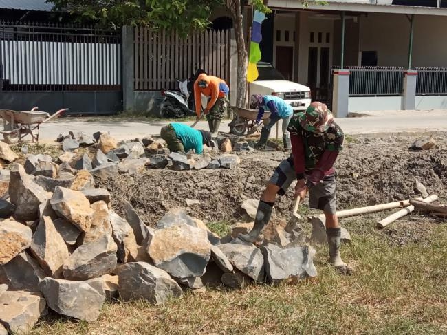 Satgas TMMD Yang Handal Pecah Batu