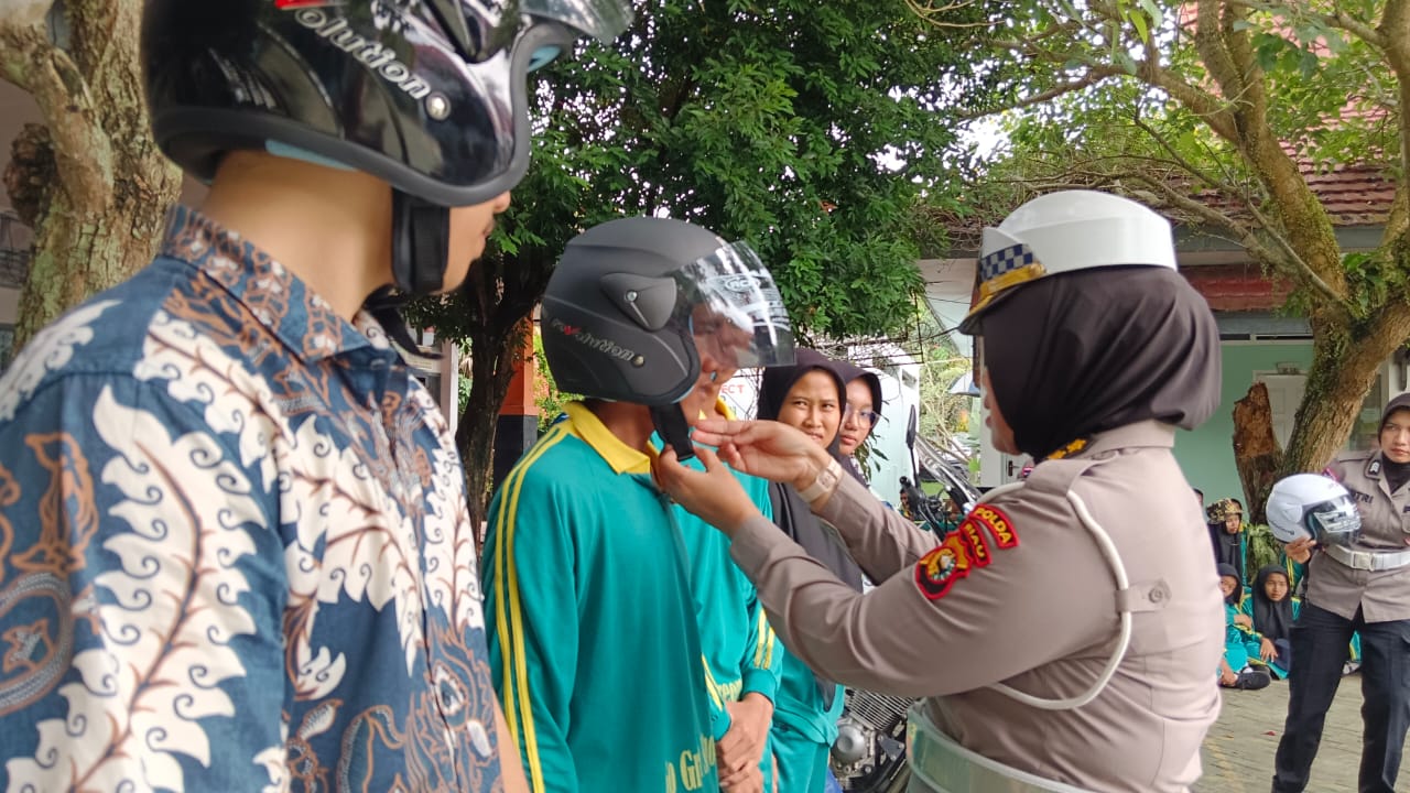 Edukasi Pelajar dan Bahaya Hoax, Dirlantas Polda Riau gelar Program Police go to School