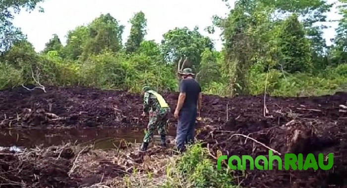 Babinsa Koramil 01 Bengkalis dan Kades Beserta Perangkat Desa Cek Embung Air