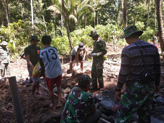 Kebersamaan Satgas TMMD, Masyarakat dan Mahasiswa Dihari Ketujuh