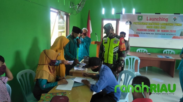 Dampak COVID-19, Babinsa Koramil 01 Bengkalis Bantu Pengawasan Bagikan BLT