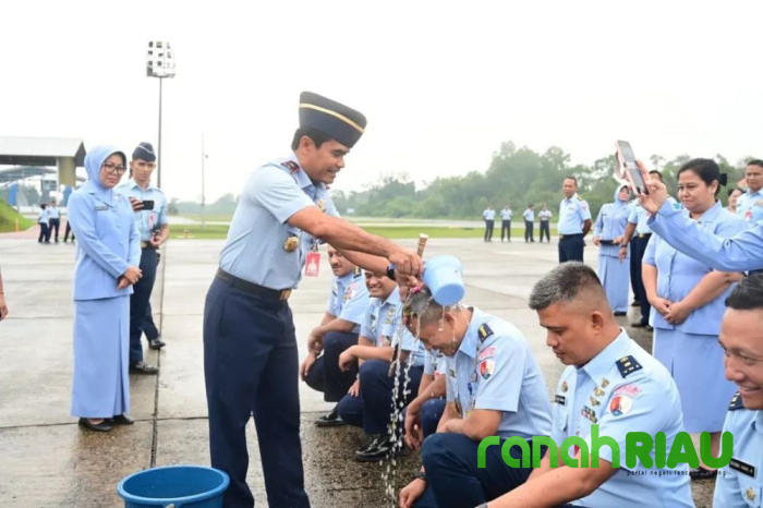 Guyuran hujan iringi Momen Kenaikan Pangkat di Apron Base Ops Lanud Roesmin Nurjadin