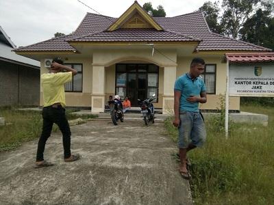 Urus Surat Menyurat, Sudah masuk Tiga jam, Ternyata Petugas Desa Tak Kunjung Buka Pelayanan...