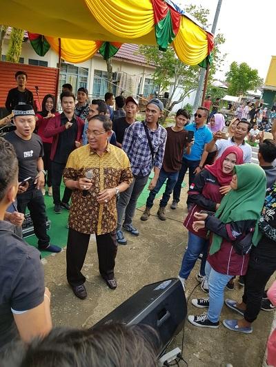 Seru Loch... Bupati Inhil Nyanyikan Lagu Dangdut, Masyarakatpun Bergoyang...