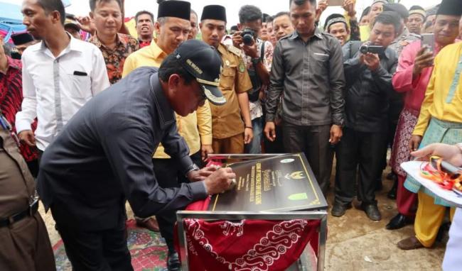Bupati Inhil Hadiri Berbagai Kegiatan Desa Untuk Pastikan Progres Pembangunan
