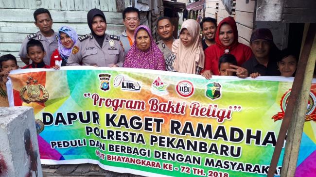 HUT Bhayangkara, Polresta Pekanbaru Laksanakan Program Dapur Kaget Ramadhan.