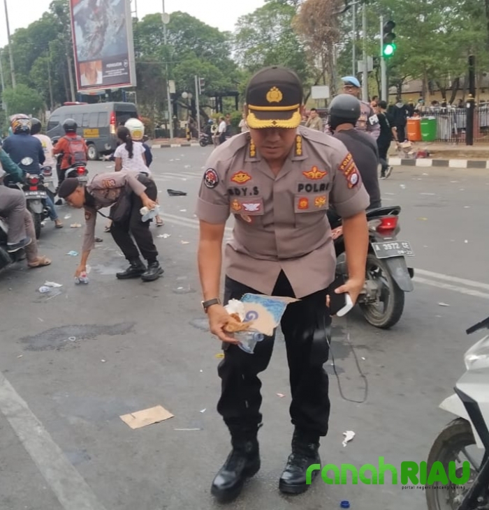 Aksi kompak Polisi dan Massa Aksi paska Demonstrasi