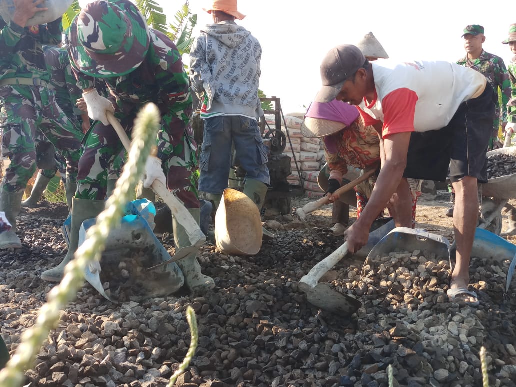 Tinggalkan Pekerjaan Sawah,Rela Kerja Bhakti di Lokasi TMMD