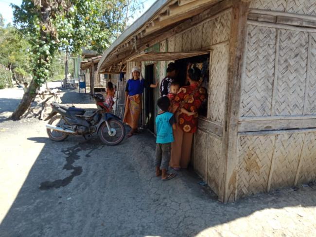 Warga Kirim Cemilan Ke Lokasi Pembronjongan
