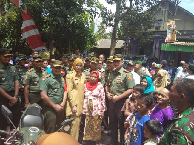 Pangdivif 2 Bersama Bupati Jember mendapat Sambutan Masyarakat Saat Mengunjungi Jembatan