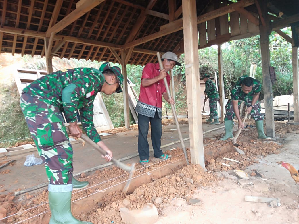 . Berbekal Cangkul dan Gancu, Serma Joko Mulai Bongkar Rumah Paikem