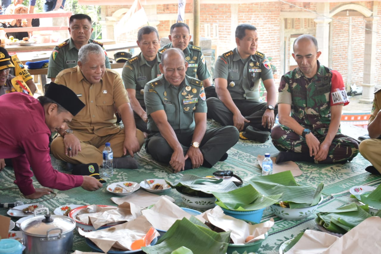 Warga Nitri Gelar Tasyakuran Bersama TNI