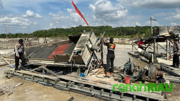 Kapolres Pimpin Langsung Penindakan PETI di Muaro Sentajo, 18 Unit Rakit Dirusak dan Dibakar