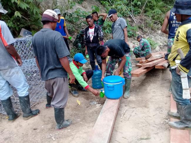  Media Ini, Jamin Kedekatan Warga Dengan Satgas TMMD 104 Semakin Lengket