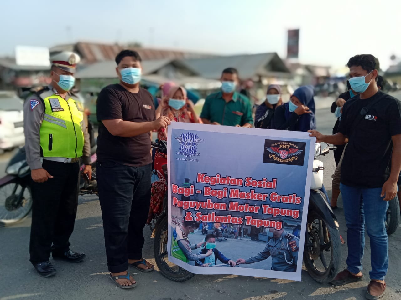 Panit Lantas Polsek Tapung Bagikan Masker