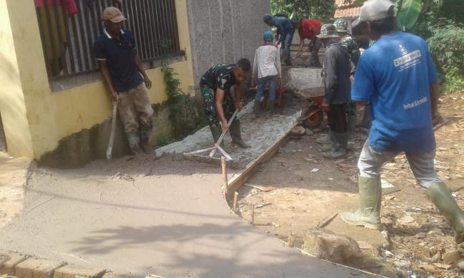Warga Antusias Bantu Pengecoran Jalan Al-Hidayah