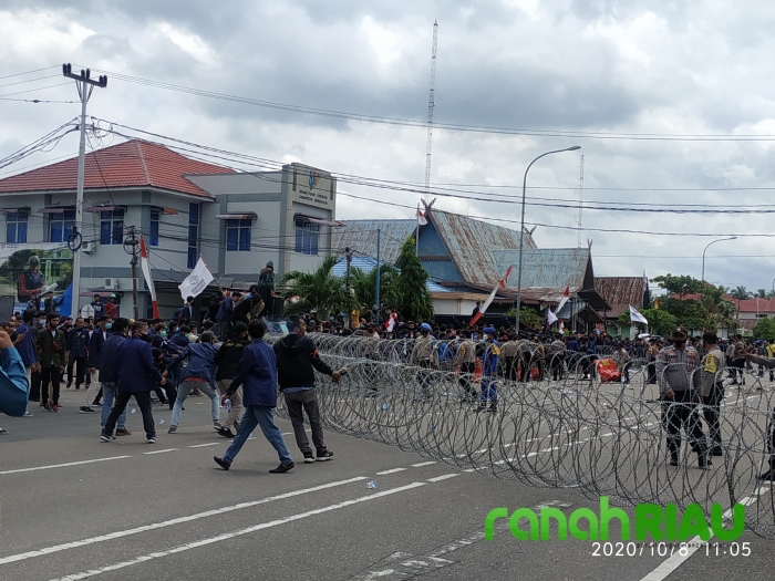 Mahasiswa Gempur Lakukan Aksi Tolak RUU Cipta Kerja di DPRD Bengkalis