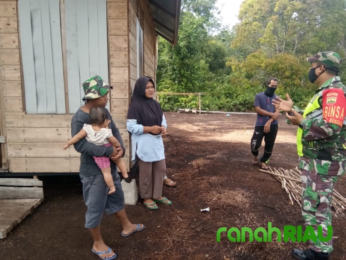 Berakhirnya PSBB, Serda Mustaqim Sosialisasi New Normal ke Desa Binaan