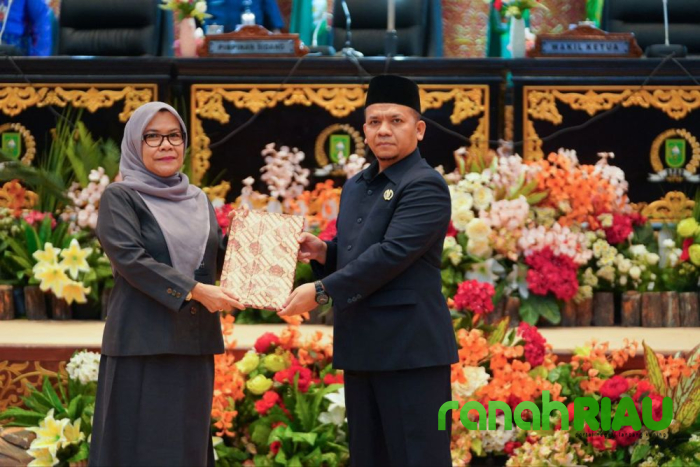 Pemprov Riau serahkan dokumen Ranperda RPJMD Provinsi Riau 2025-2029  kepada DPRD Riau 