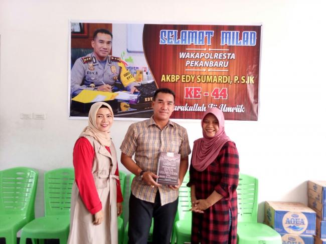 Ketua FJPI Riau Beri Kado Edy.