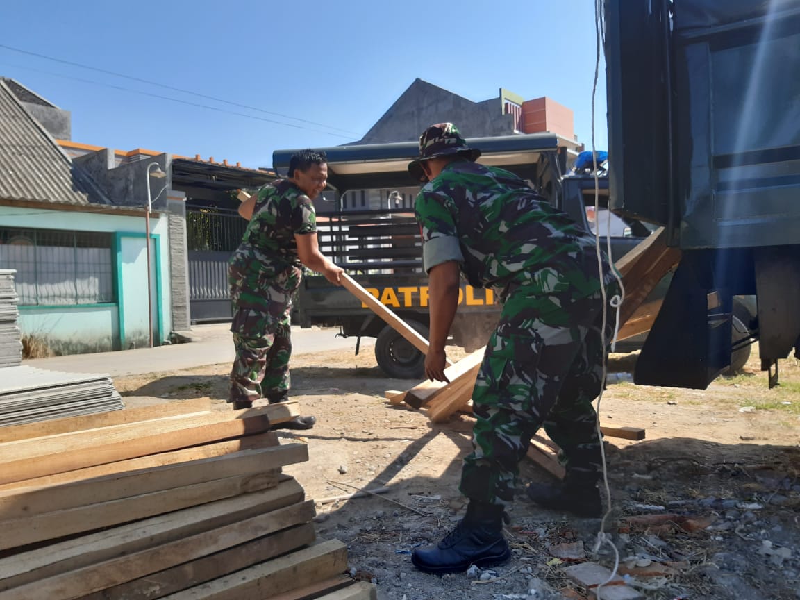 Meterial Kayu untuk perehapan Rumah Tidak Layak Huni terus didatangkan.