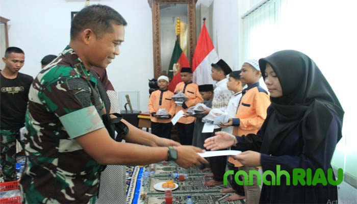 Kegiatan Jumat Berkah Yonif 132 Bima Sakti bersama Anak Yatim Piatu di Salo Kampar