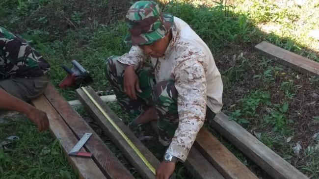 Serka Junaid Sedang Mengukur Kusen untu Rumah Tiga Pilar