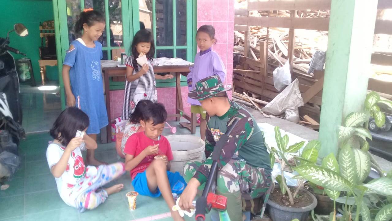 Rela "Momong" Anak Warga Desa Sasaran