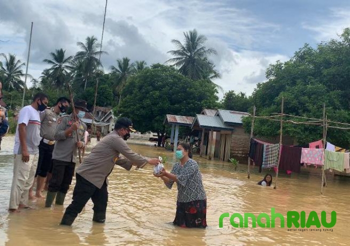Tinjau Lokasi Banjir, Kapolres Kuansing Berbagi Nasi Bungkus Serta Sagu Hati
