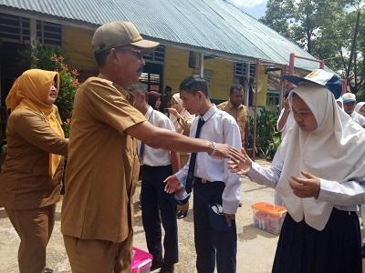 Kabag Humas Setdakab Inhil Bagikan Bingkisan Bagi Anak Yatim Dan Piatu di SMP
