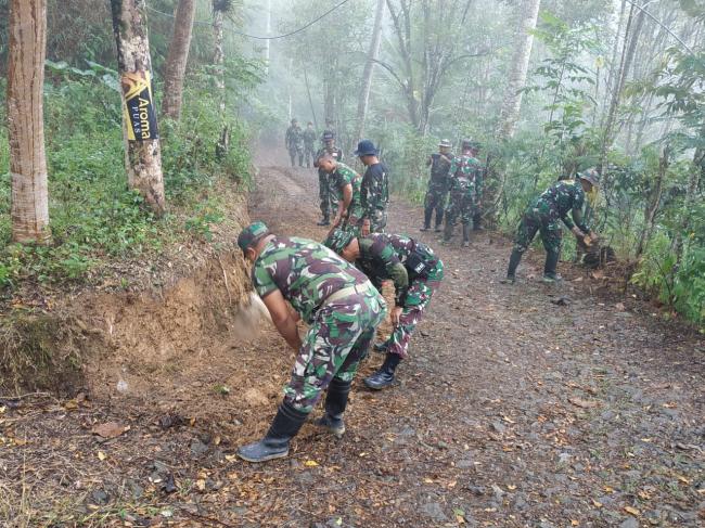 . Agar Jalan Tak Licin, Anggota Kodim Trenggalek Cangkul Bibir Jalan