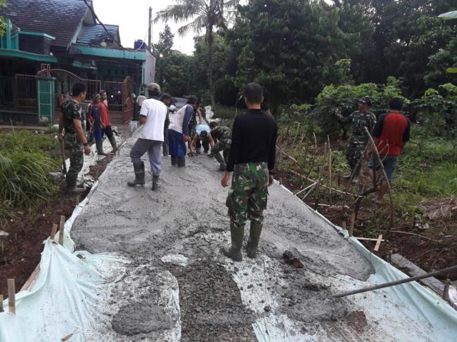 Satgas TMMD Lembur Pengecoran Jalan Maun Hingga Dinihari