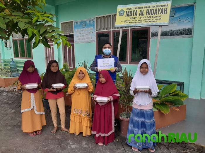Anak Asuh Rumah Yatim Riau Berbagi Makanan Siap Saji Untuk Anak Yatim Dhuafa Lainnya