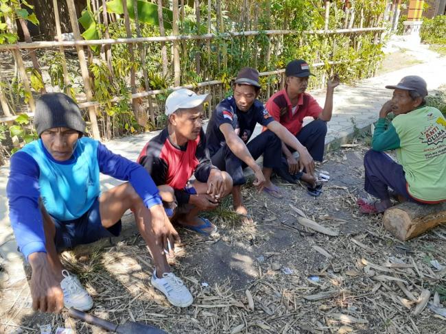 Asyiknya, Satgas TMMD Tegal Buat Tiang Lampu