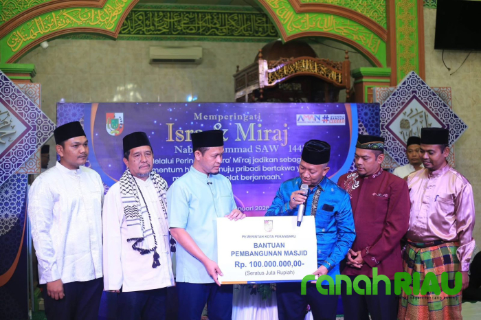 Peringati Isra Miraj bersama Warga Marpoyan Damai, Wako Serahkan bantuan Pembangunan Masjid