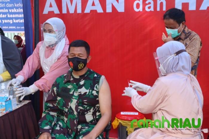 Dandim 0314 Inhil Ikuti Vaksinasi Perdana
