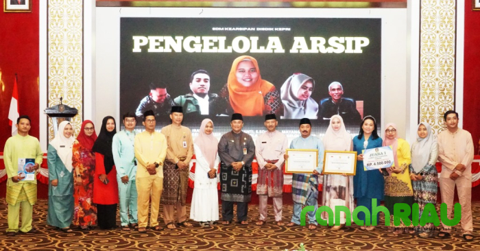 Gubenur Ansar berikan Penghargaan terhadap Dinas Perpustakaan dan Arsip Kepri 