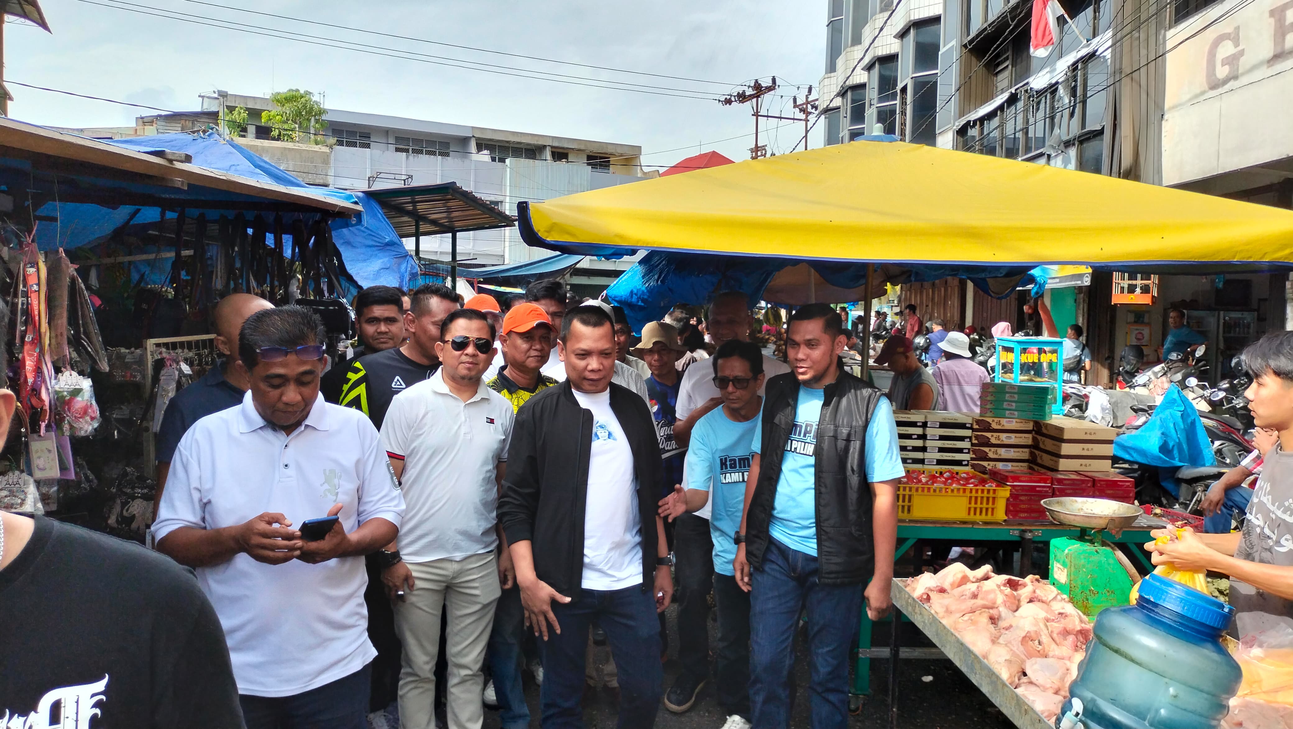 Antusiasme masyarakat sambut kedatangan Muflihun di Pasar Sago