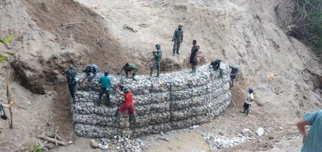  Lihat Apa yang Dilakukan Satgas TMMD dan Warga Ini dalam Peletakan Bronjong
