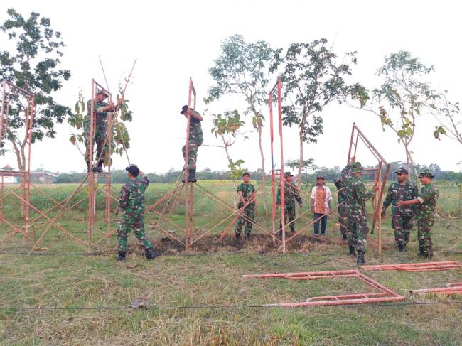 Serunya TNI Pasang Scaffolding Untuk Pembukaan TMMD