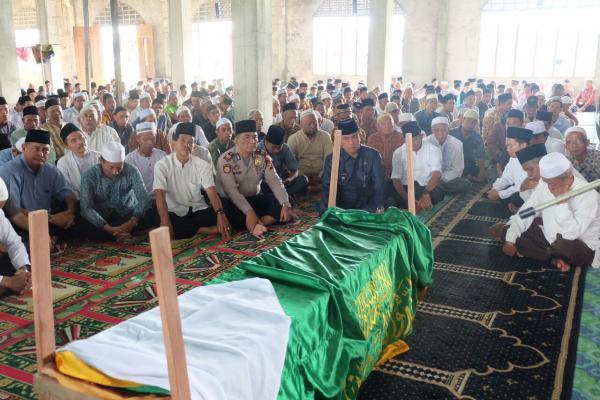 Bupati Inhil Ikut Shalat Jenazah H Ali Nafarin di Kecamatan Gaung Anak Serka