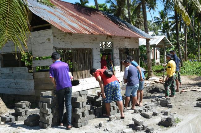 Tanpa Lelah, Satgas TMMD Bersama Masyarakat Bangun Kantor Tiga Pilar