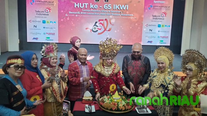 IKWI Riau Juara Nasional Fashion show Busana Adat Nusantara, Kebaya Labuh Melayu memukau Dewan Juri
