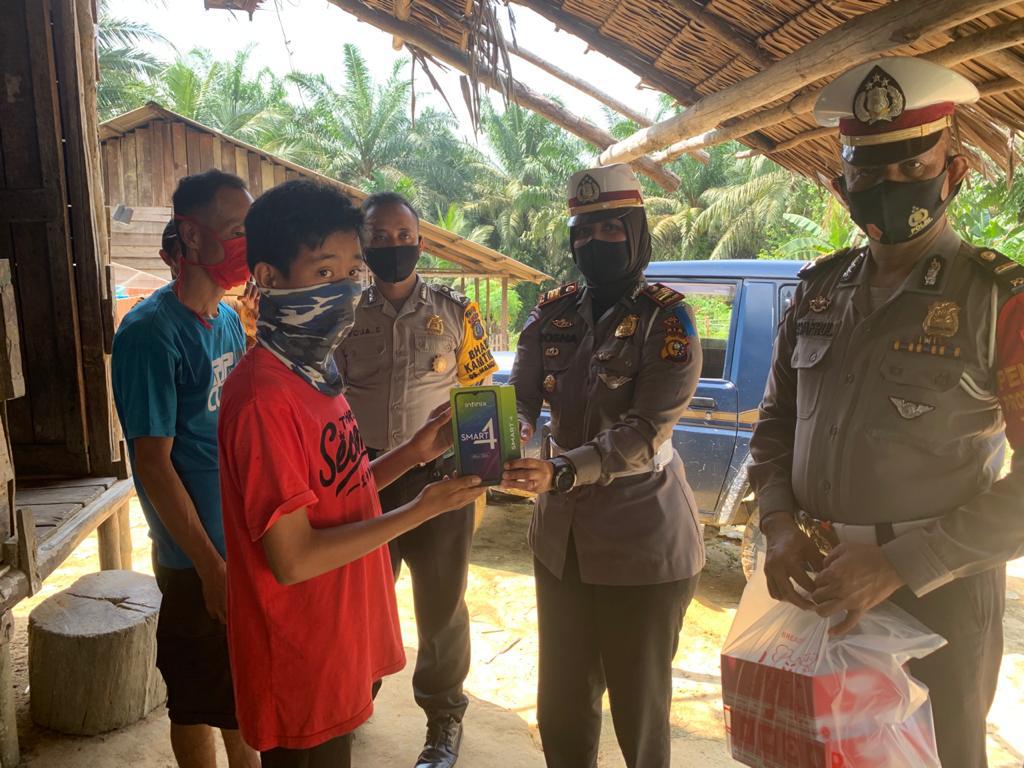 Terima Bantuan Dari Kapolres Siak Kini Kharisma Bisa Belajar Secara Online
