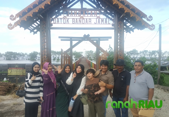 Berikan Support, Solihin Sambut Kunjungan Direktur dan Rombongan PT.ART di Pantai Raja Kecik