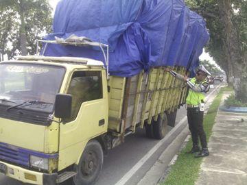 Kelebihan Muatan, Wahh.. Truk Ini Bikin Macet