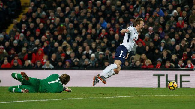 Pemain Liverpool Ledek Harry Kane dalam Duel Lawan Salah 