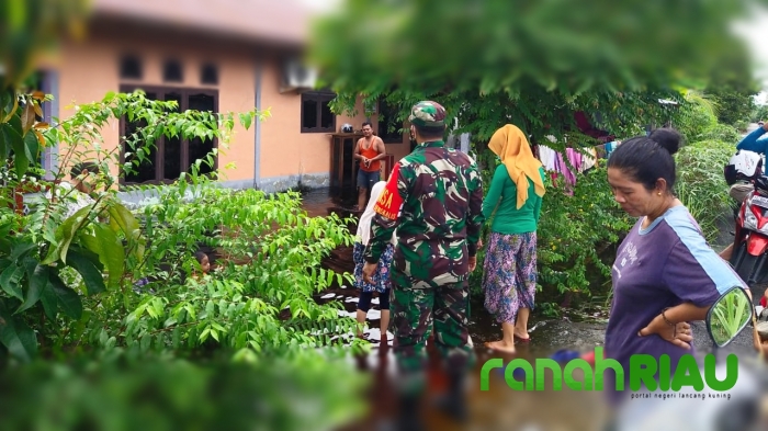 Akibat Hujan Deras, Babinsa Serda Mustaqim Himbau Warga Waspada Banjir