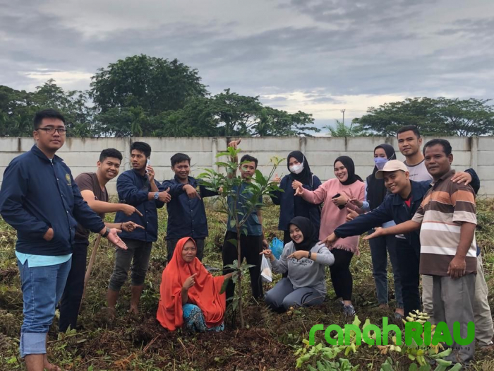 Mahasiswa KKN UMRI gelar agenda penanaman pohon di Kelurahan Air Hitam