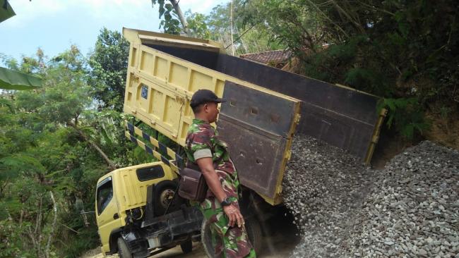 Warga Bareng Satgas TMMD Cek Material Jalan Rabat